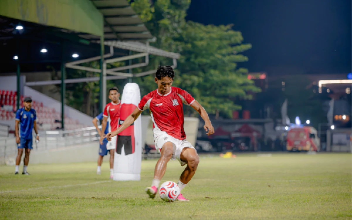 Thumbnail Berita - Deltras FC Jalani Laga Perdana Lawan PSBS, Leonard Tupamahu Optimistis Raih Hasil Positif