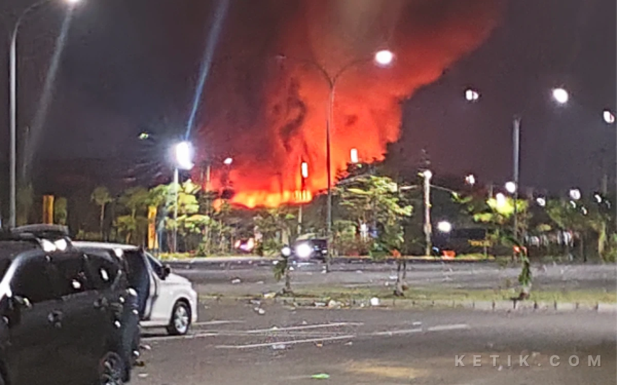 Thumbnail Berita - TPA Benowo SurabayaTerbakar, Api Diduga Berasal dari Flare