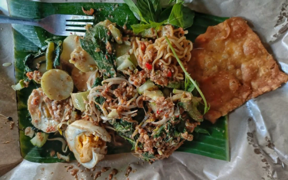 Thumbnail Berita - Pecel Khas Jawa Timur Tembus 7 Besar Salad Terbaik Dunia Versi TasteAtlas, Gubernur Khofifah: Bukti Kuliner Nusantara Mendunia
