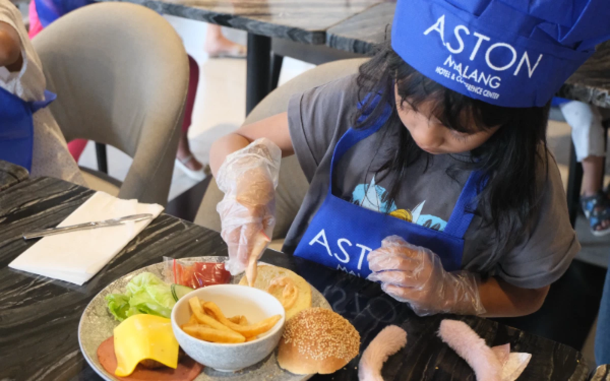 Thumbnail Berita - Seru Banget! Sambut Hari Anak Nasional, Aston Malang Ajak Anak Bikin Burger Gratis Dapat Voucher Renang