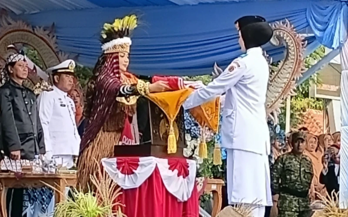 Thumbnail Berita - Semangat Persatuan, Bupati Brebes dan Suami Tampilkan Pakaian Adat Papua di HUT Ke-81 RI