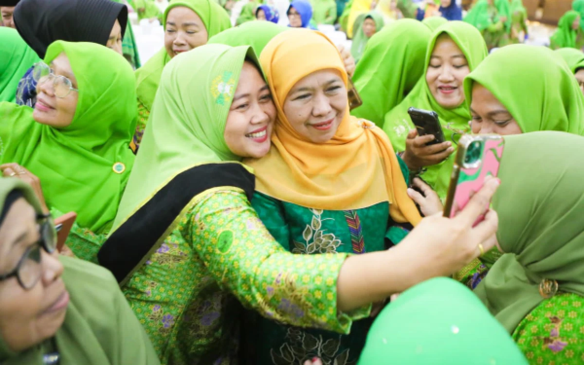 Thumbnail Berita - Khofifah Hadiri Deklarasi Damai Muslimat NU Riau, Dorong PBB Segera Hentikan Perang