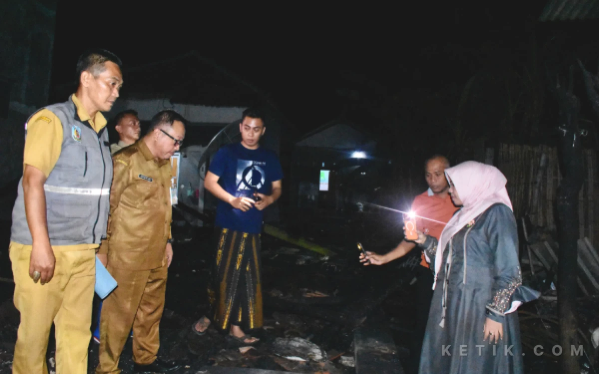 Thumbnail Berita - Wabup Situbondo Tinjau Lokasi Rumah Kebakaran dan Salurkan Bantuan
