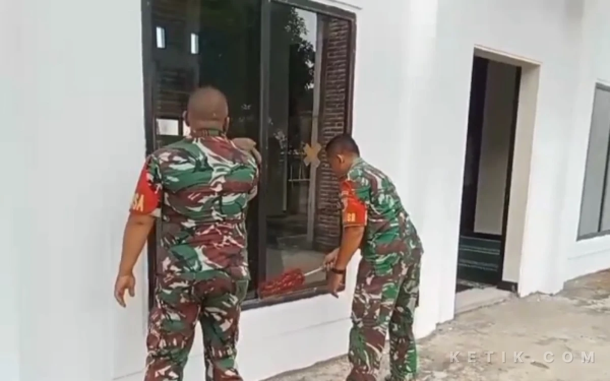 Thumbnail Berita - Bersihkan Masjid, Cara Anggota Koramil 0823/02 Panji Situbondo Jaga Lingkungan Ibadah