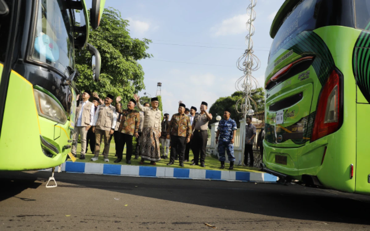 Thumbnail Berita - Lepas Ratusan CJH Jombang, Menhaj Ungkap 60 Calon Jemaah Ilegal Digagalkan