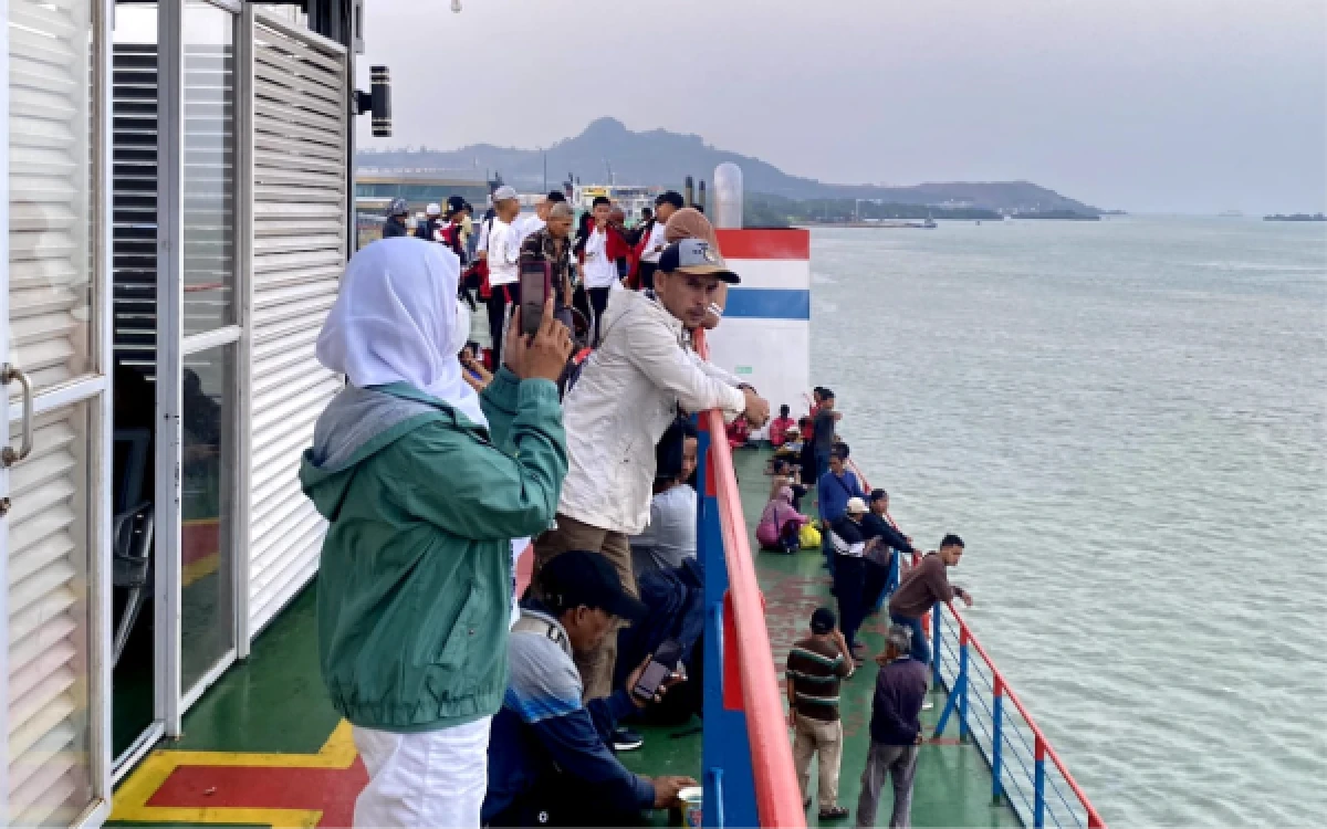 Thumbnail Berita - Dampak Abu Vulkanik Anak Krakatau, Penyeberangan Bakauheni–Merak Tetap Lancar dan Padat Penumpang