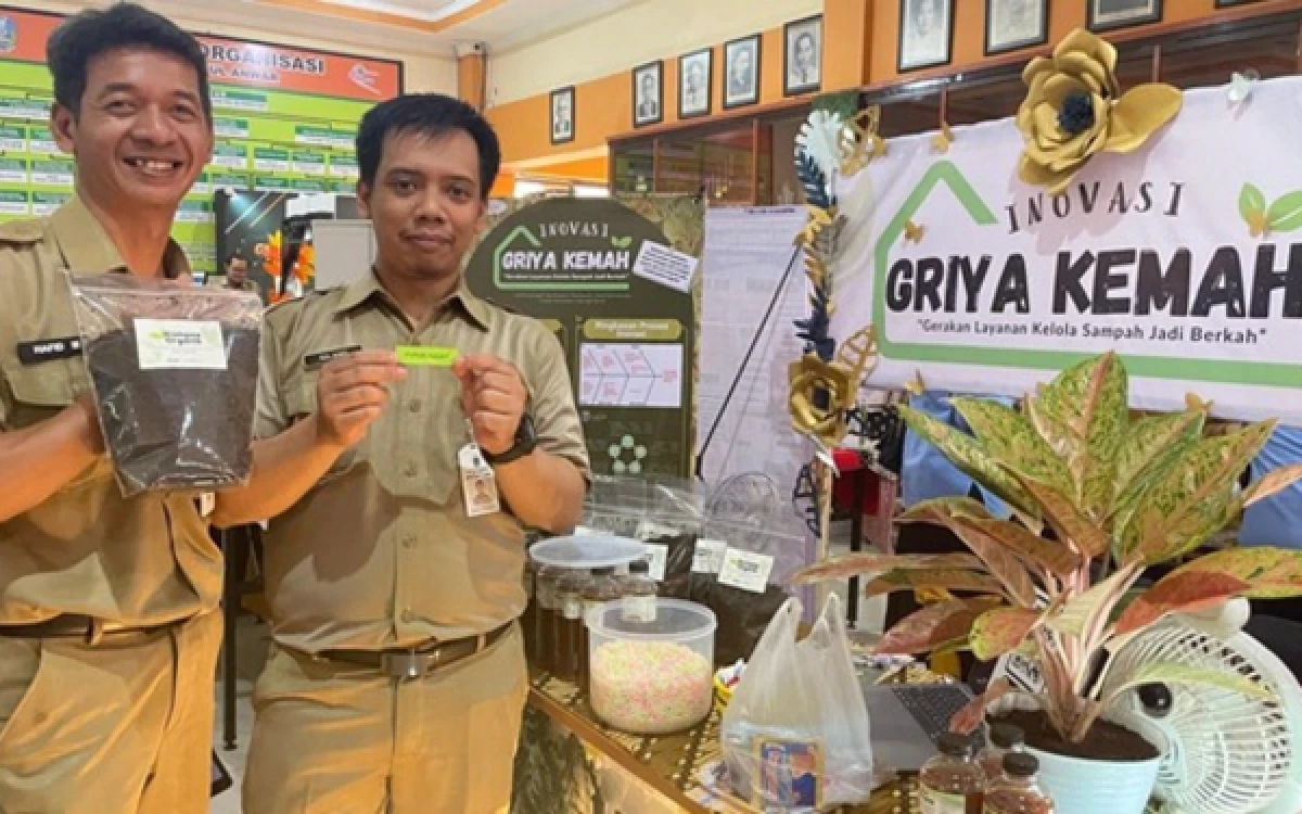 Foto RSSA Malang terus berinovasi dalam pengelolaan lingkungan melalui GRIYA KEMAH, yang mengolah limbah organik Dapur Gizi menjadi eco enzyme dan pupuk kompos sekaligus mengurangi timbulan limbah di TPS Sentral.(Foto: Humas RSSA Malang)