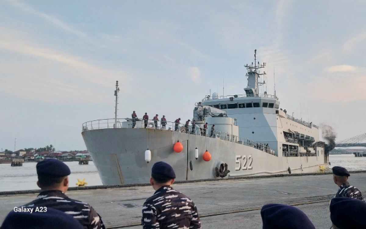 Thumbnail Berita - Kapal Perang TNI AL Masuk Palembang, Gelar Bakti Sosial untuk Warga Pesisir Sungai Musi