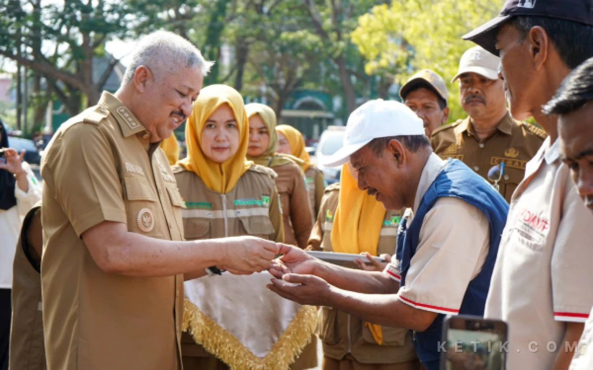 Thumbnail Berita - Bupati Pinrang Serahkan Kendaraan Operasional Koperasi Desa Merah Putih