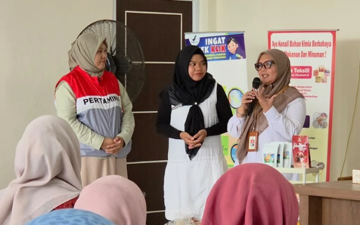 Foto Pertamina EP Jambi bersama BPOM Jambi memberikan edukasi penerapan standar keamanan dan mutu pangan kepada pelaku UMKM di Kelurahan Kenali Asam.(Foto:Corcom (Corporate Communications) PT Pertamina Hulu Rokan (PHR) Zona 1)