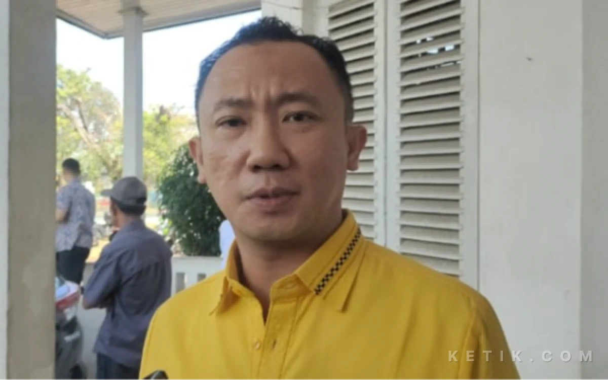 Foto Penasihat hukum terdakwa menyampaikan keterangan kepada wartawan usai sidang perdana dugaan korupsi distribusi semen PT Semen Baturaja (Persero) Tbk, Kamis 23 Juli 2026. (Foto: M Nanda/Ketik.com)