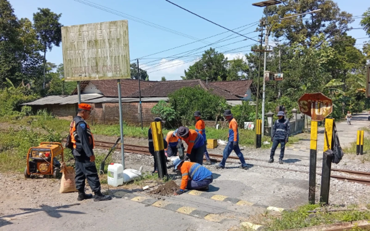 Thumbnail Berita - Minimalisasi Risiko Kecelakaan, KAI Normalisasi Dua Perlintasan Sebidang di Blitar