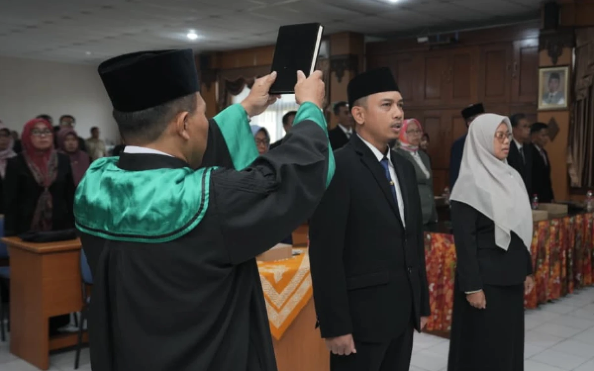 Foto Funtu Rahmatu (kini Sekretaris) dan Rini Dwi Astuti (kini Kabid Pelayanan Pencatatan Sipil) Dinas Dukcapil Sleman dalam posisi siap saat pengambilan sumpah jabatan. (Foto: Pemkab Sleman for Ketik.com)
