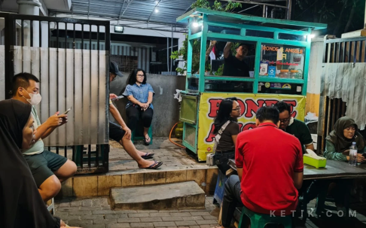 Foto Banyak pelanggan mengantre untuk membeli ronde dan angsle di depan Kedai Ronde Angsle LA "Cak Man", di Delta Sari pada Selasa malam, 18 Agustus 2026. 
(Charleen Alexa Putri Pratama/ketik.com)