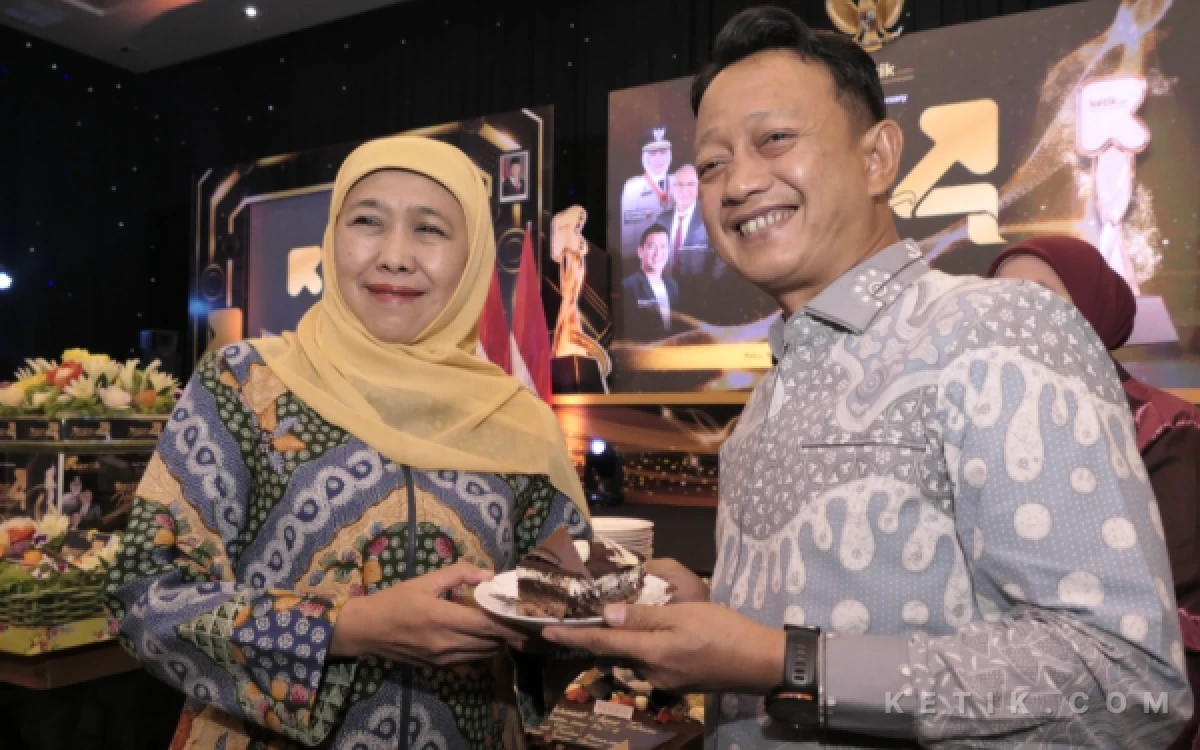 Foto Potongan tumpeng Ketik.com oleh Gubernur Jatim Khofifah Indar Parawansa diserahkan kepada Pertamina (Persero) lewat Presiden Federasi Serikat Pekerja Pertamina Bersatu/ FSPPB Ari Gumilar di Mercure Surabaya Grand Mirama Hotel, Rabu 9 September 2026 (Foto: Ahmad Istihar/Ketik.com)