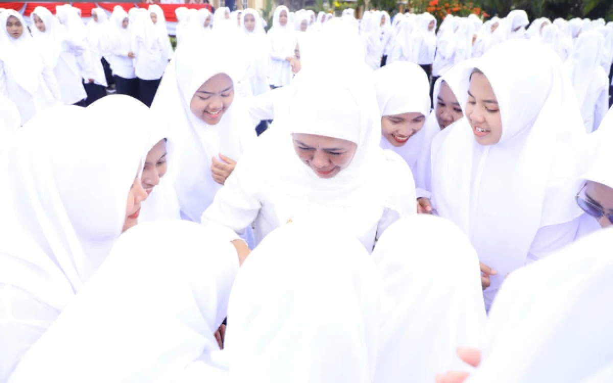Thumbnail Berita - Peringati Hari Santri Nasional 2026, Gubernur Khofifah Ajak Santri Kuasai Teknologi, Perkuat Ekonomi, dan Rawat Persatuan Menuju Indonesia Emas