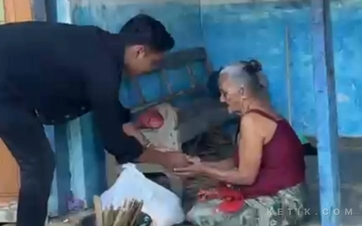 Thumbnail Berita - Hari Lahir Mochamad Iqbal Kajari Sampang Diwarnai Aksi Berbagi ke Dhuafa di Pelosok Desa