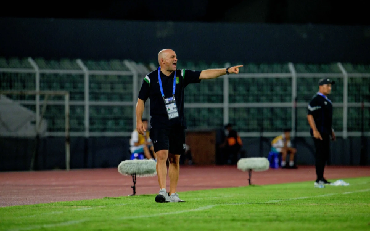 Thumbnail Berita - Bernardo Tavares Beri Alasan Penyebab Persebaya Kalah Lawan PSM