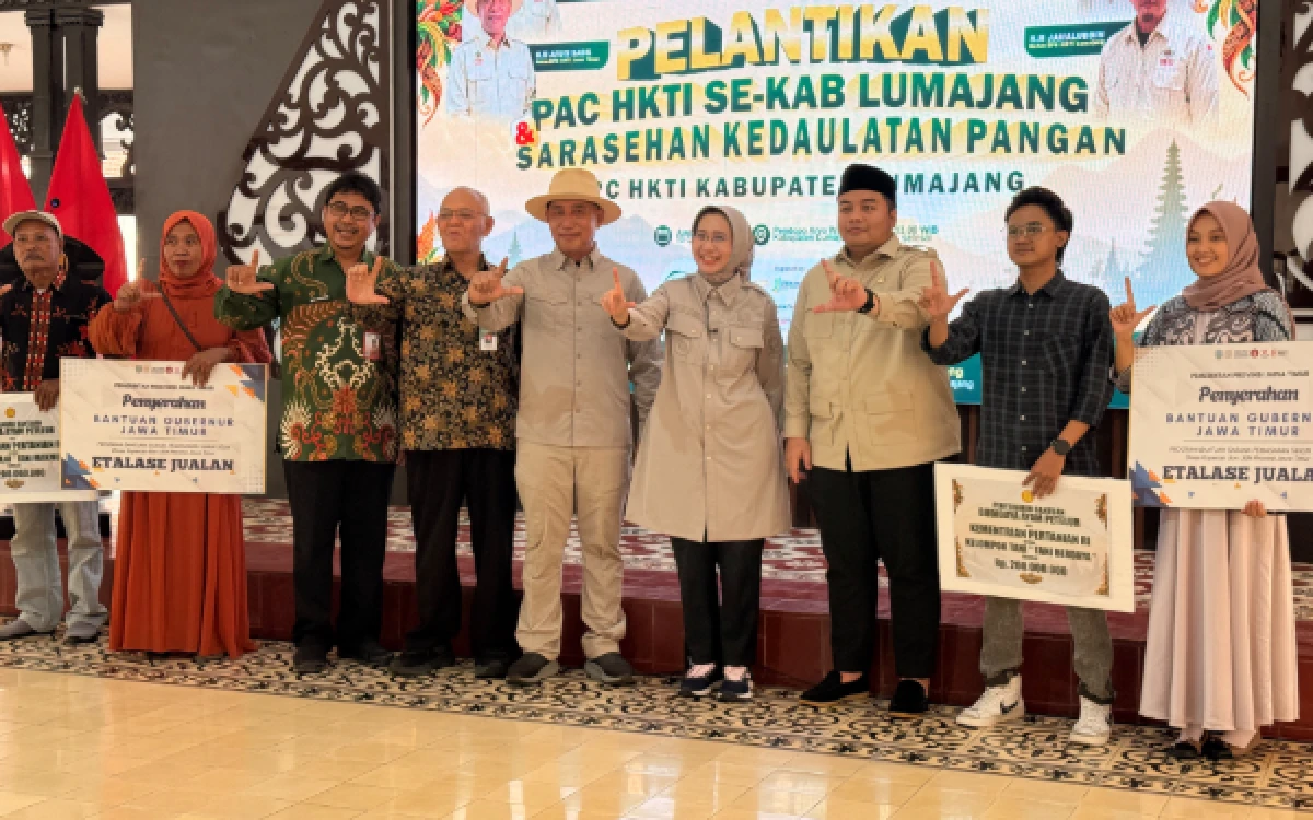 Thumbnail Berita - HKTI Lumajang Salurkan Paket Ayam Petelur Kementan dan 20 Etalase Pemprov Jatim, Dukung Poktan dan UMKM Naik Kelas