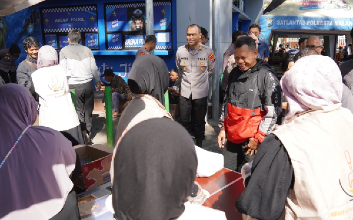 Thumbnail Berita - Lewat Program MBG, Polresta Malang Kota Ajak Warga Sarapan Gratis di Alun-Alun Merdeka