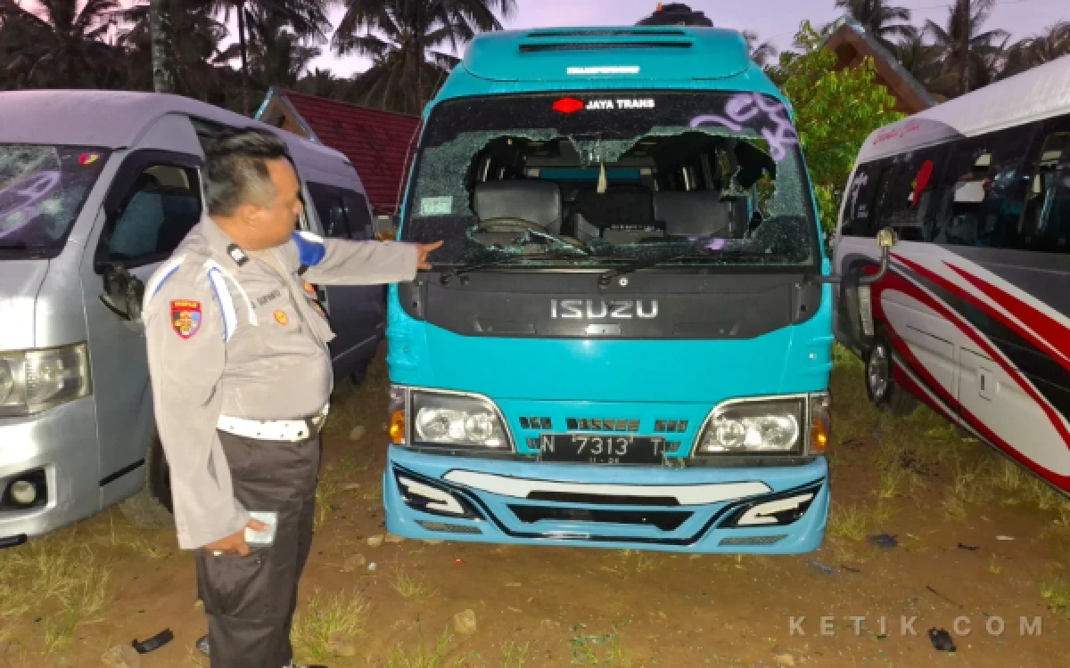 Thumbnail Berita - Presidium Aremania Sesalkan Insiden Pengeroyokan Wisatawan Surabaya dan Perusakan di Pantai Wediawu. Siap Beri Pendampingan Hukum Aremania