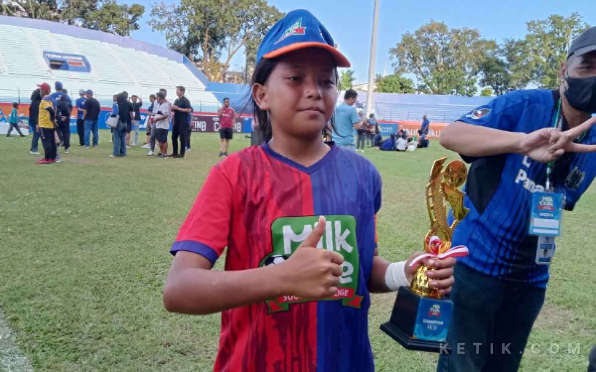 Thumbnail Berita - Cetak 36 Gol! Adelice Maureen Hanum Faisal Antar SDN Lowokwaru 3 Juarai MilkLife Soccer Challenge Malang 2025–2026