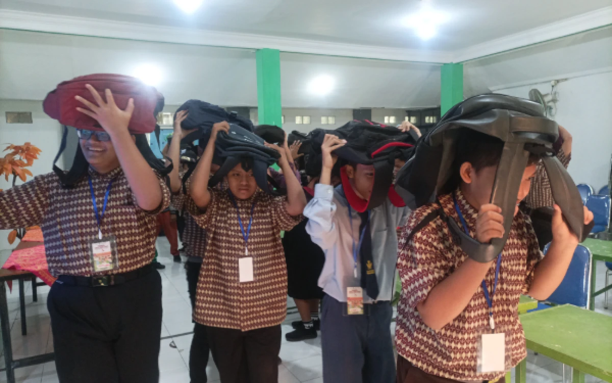 Foto Para siswa baru SLB C Autis Kecamatan Kedungkandang Kota Malang saat menyelamatkan diri dari kelas dalam dalam kegiatan tanggap bencana simulasi gempa bumi, Rabu, 15 Juli 2026 (Foto : Kukuh / Ketik)