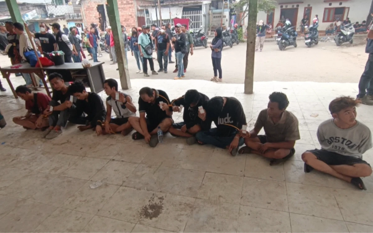Foto Sembilan orang yang diamankan saat penggerebekan di Jalan KH Wahid Hasyim, Lorong Jayalaksana, Kelurahan 3-4 Ulu, Kecamatan Seberang Ulu (SU) I, Sabtu 10 Oktober 2026. (Foto : Yola/Ketik.com)