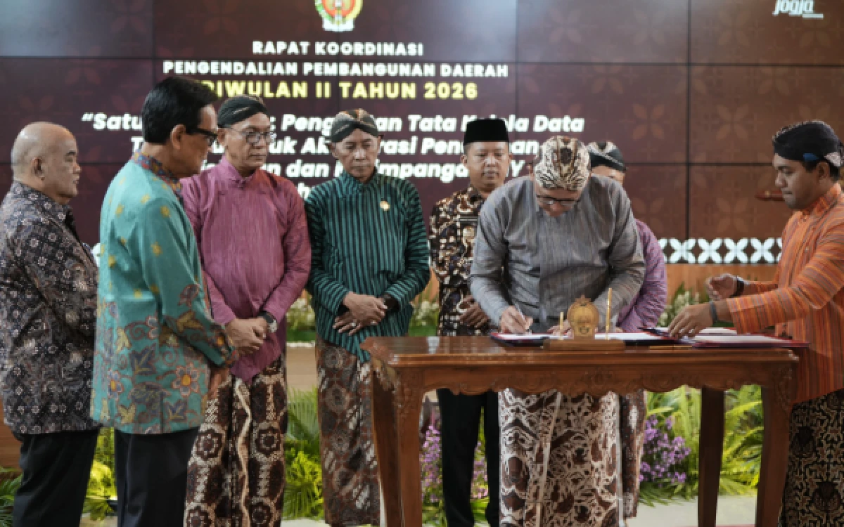 Foto Wabup Sleman, Danang Maharsa, melakukan penandatanganan komitmen bersama integrasi basis data kemiskinan di DIY dalam Rapat Koordinasi Pengendalian Pembangunan Daerah (Rakordal) Triwulan II Tahun 2026. Agenda  tersebut disaksikan langsung oleh Gubernur DIY dan Wagub DIY, KGPAA Paku Alam X, di Kompleks Kepatihan, Yogyakarta. (Foto: Pemkab Sleman for Ketik.com)