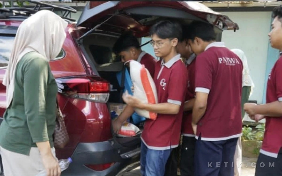 Foto Sinergi tulus ditunjukkan para siswa dan pengurus ortu PATWA 62-63, SMPN 8 Yogyakarta saat bahu-membahu menurunkan paket bantuan sembako dari bagasi mobil. Seluruh bantuan yang disalurkan tersebut merupakan hasil swadaya. (Foto: Wijang for Ketik.com)