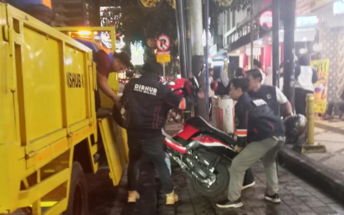 Thumbnail Berita - Parkir Sembarangan di Kayutangan Heritage, 21 Motor Ditindak Dishub Kota Malang