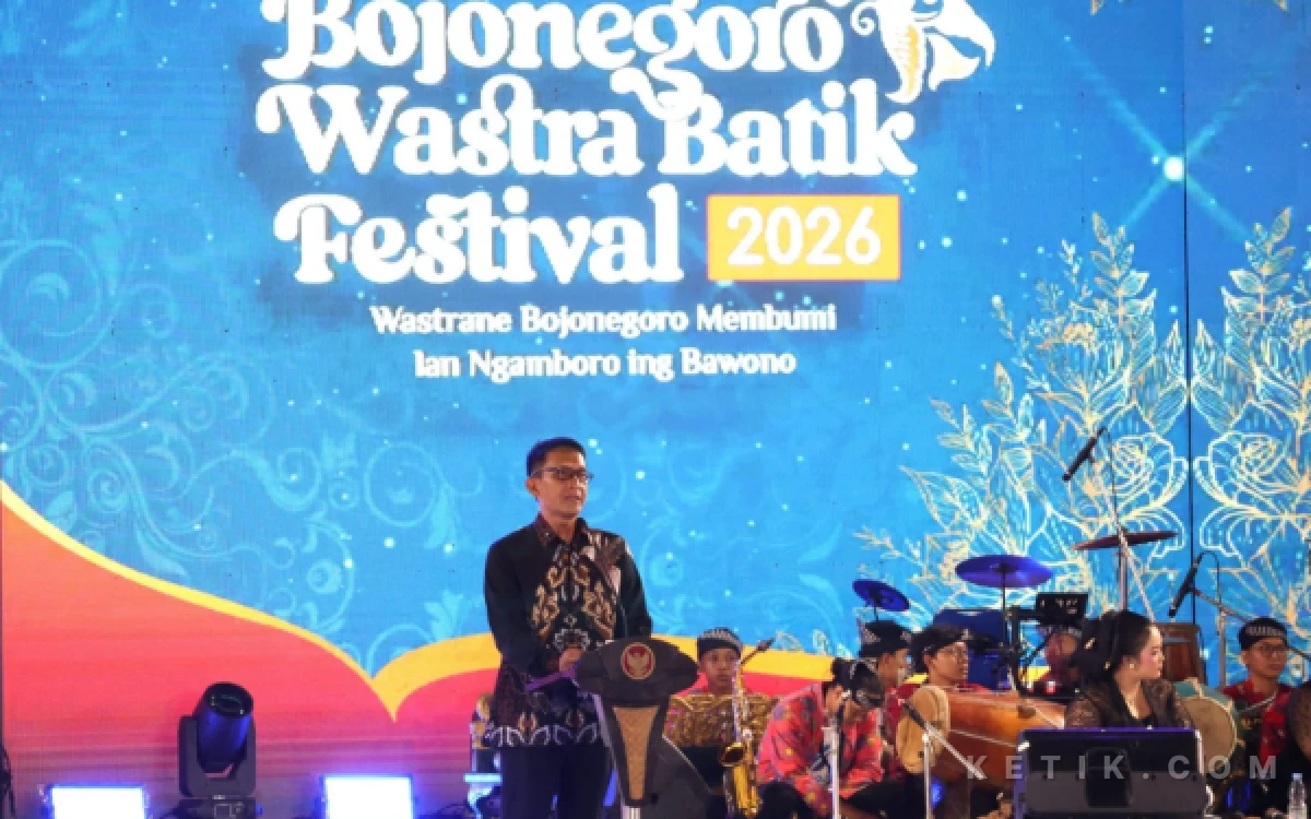 Foto Bupati Bojonegoro  H. Setyo Wahono saat memberi sambutan Opening Ceremony Bojonegoro Wastra Batik Festival (BWBF) ke-3, Rabu malam (17 Juni 2026) di Alun-Alun Bojonegoro (foto sukiman ketik.com)