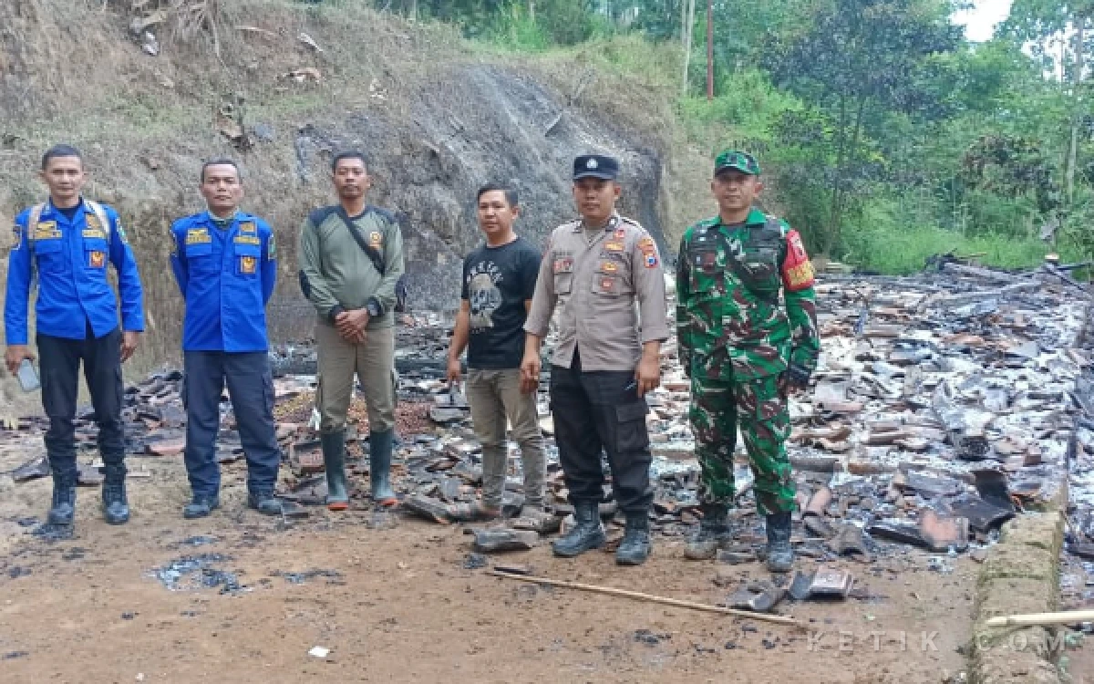 Thumbnail Berita - Kebocoran LPG Diduga Jadi Pemicu, Rumah Warga Botolinggo Hangus Dilalap Api