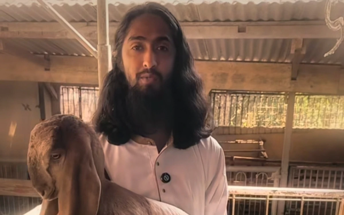 Thumbnail Berita - Bang Faiq Penjual Kambing di Batu Viral, Wajahnya Disebut Mirip Yesus hingga Banjir Pengikut