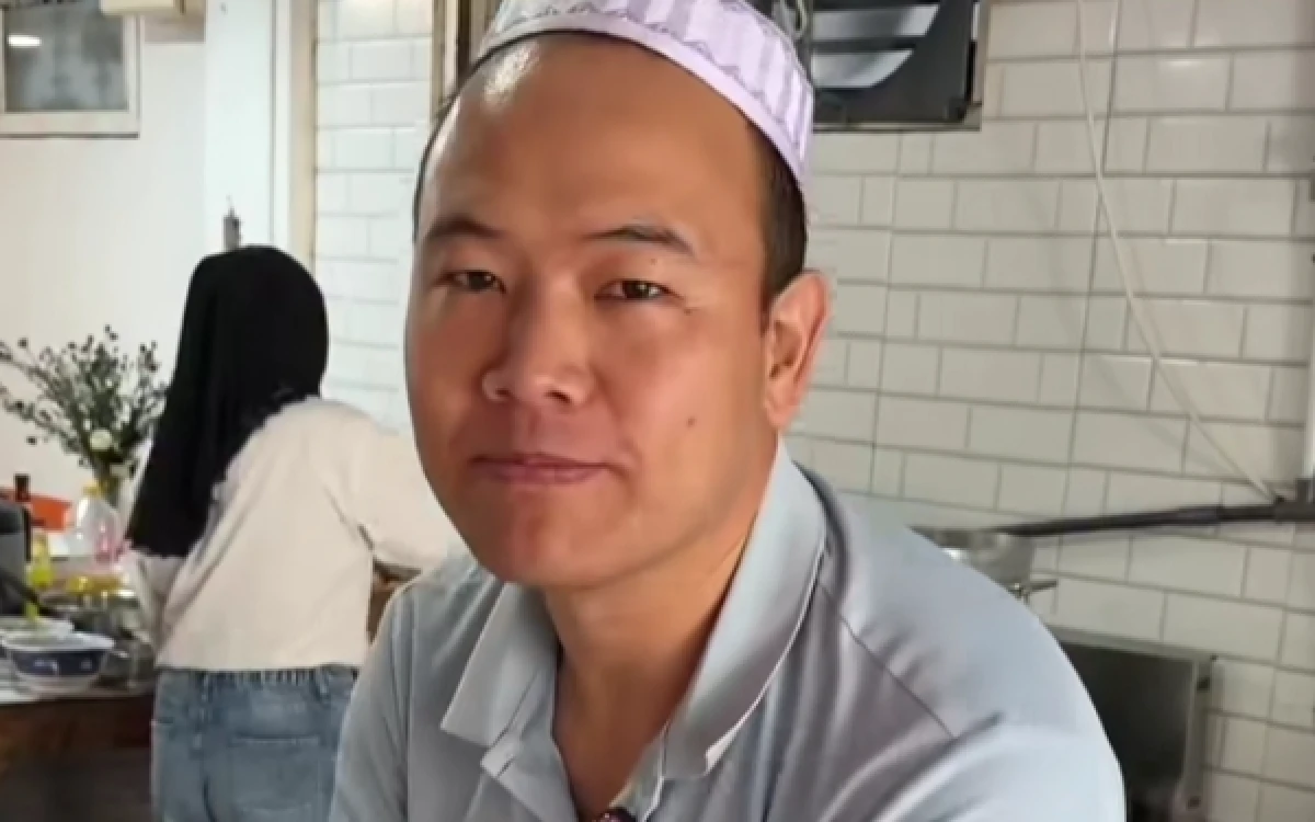 Thumbnail Berita - Mengapa Muslim di Tiongkok Memiliki Dua Nama? Ini Kisah Ma Yulong, Owner Lanzhou Ramen Malang