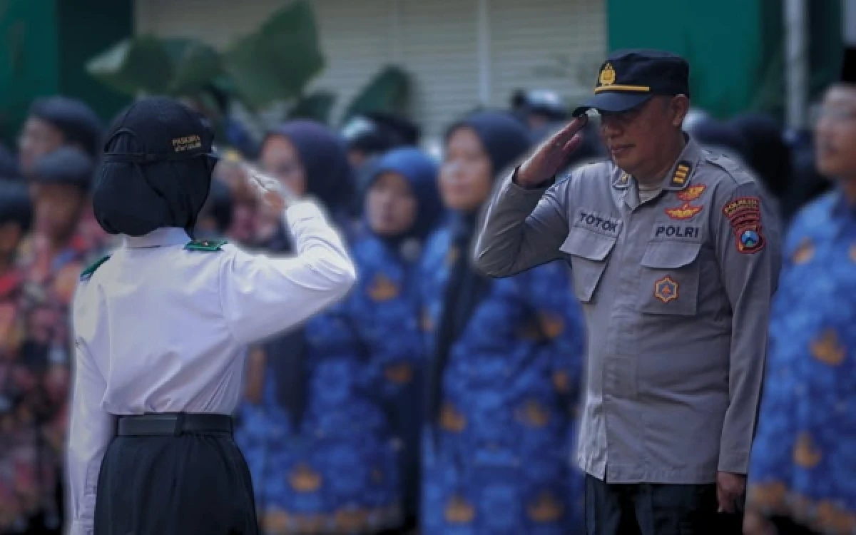 Thumbnail Berita - Peringati Hari Kesaktian Pancasila, AKP Totok Hariyanto Tanamkan Akhlak Mulia kepada Murid MTsN 1 Kota Malang