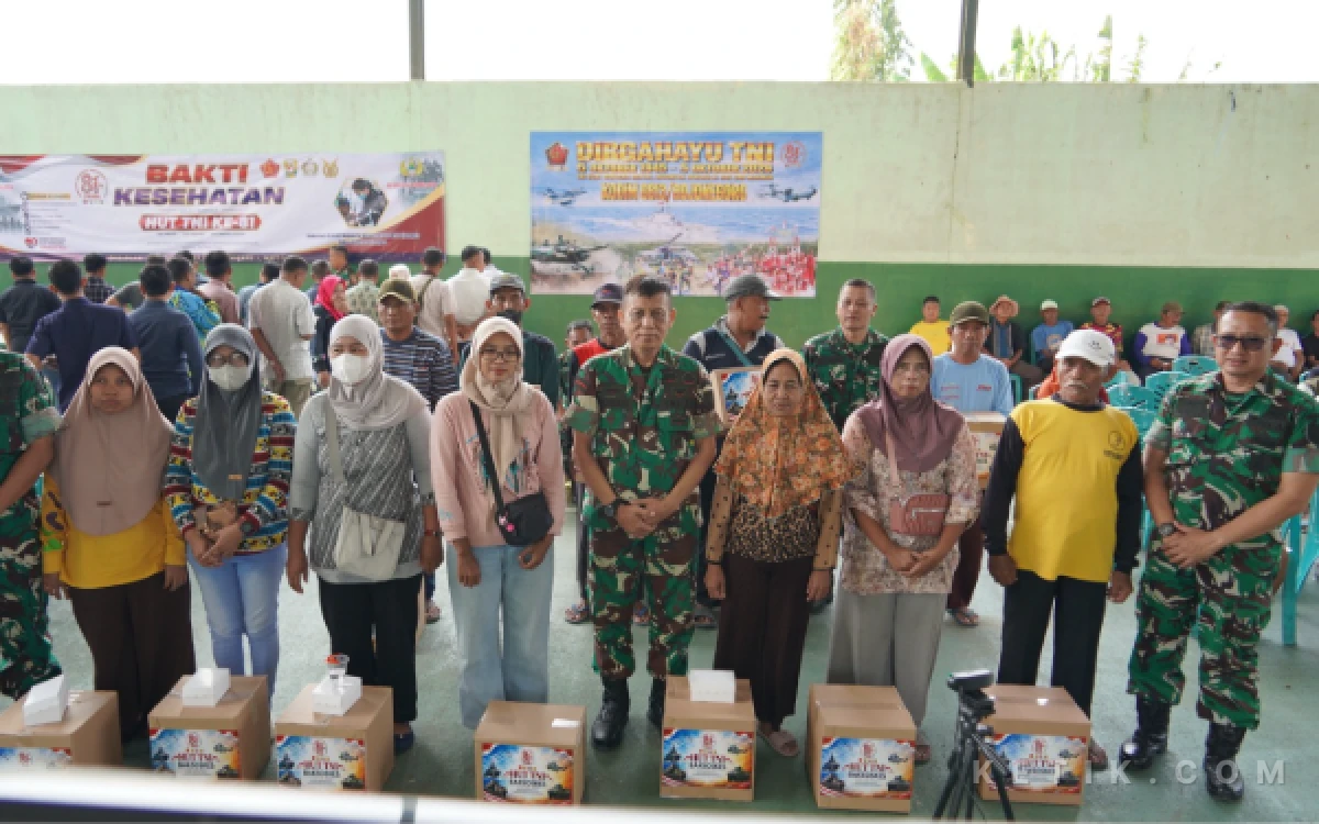 Thumbnail Berita - Kodim 0813/Bojonegoro Gelar Baksos Kesehatan dan Bagikan Sembako untuk Warga