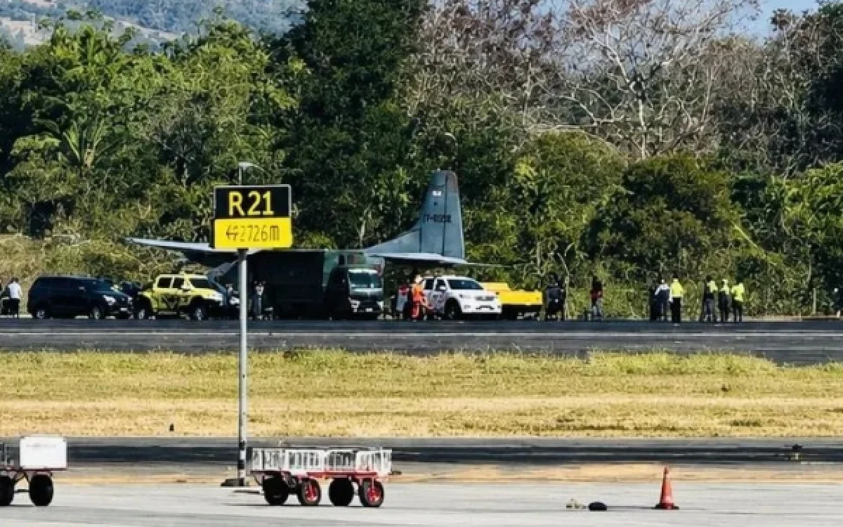 Thumbnail Berita - Ban Pecah Saat Mendarat, Pesawat Casa TNI AL Tergelincir di Bandara Sultan Hasanuddin