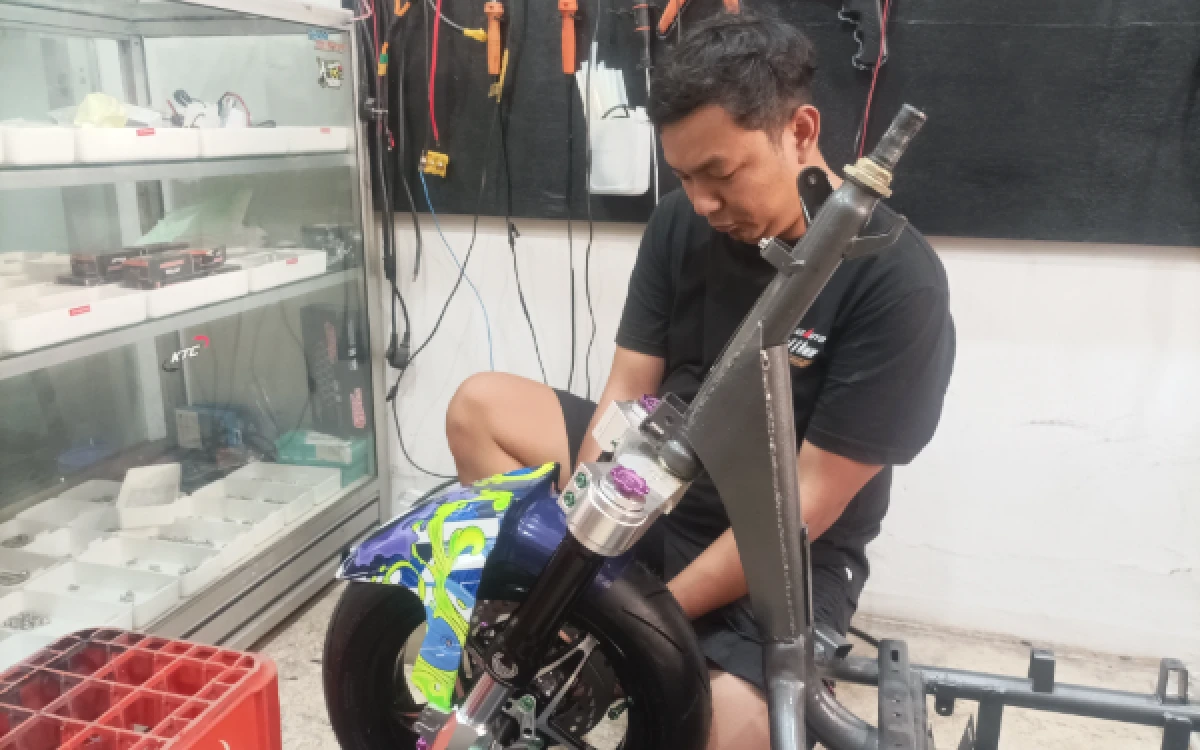 Thumbnail Berita - Cuma Lulusan SMP, Rendy dari Malang Ini Racik Motor Listrik hingga Bawa Pulang 100 Lebih Piala