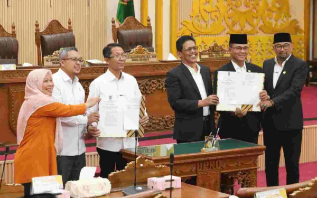 Thumbnail Berita - DPRD Batam Sahkan Ranperda Pengelolaan Sampah, Dorong Sistem Modern dan Berkelanjutan