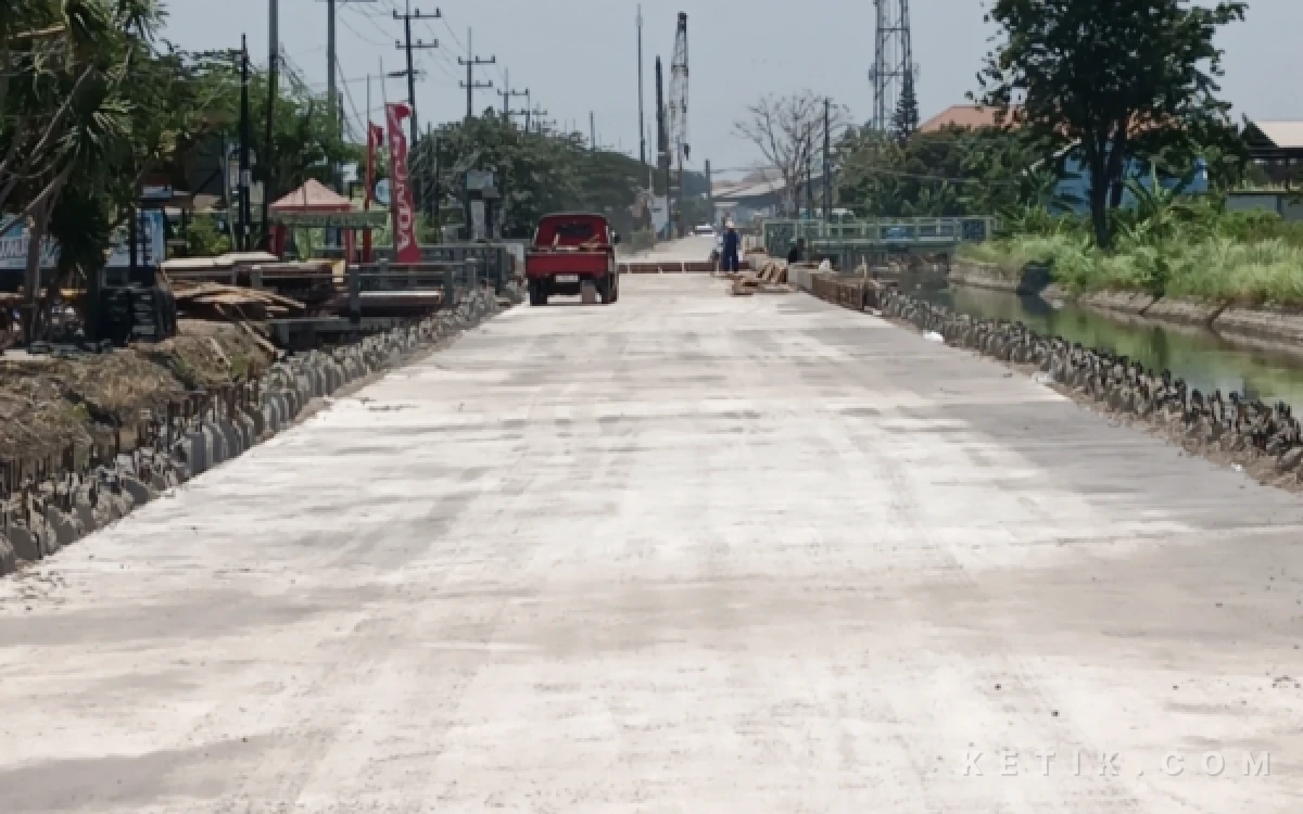 Thumbnail Berita - Disidak Bupati Subandi, Pembetonan Jalan di Krian Sidoarjo Segera Mulai