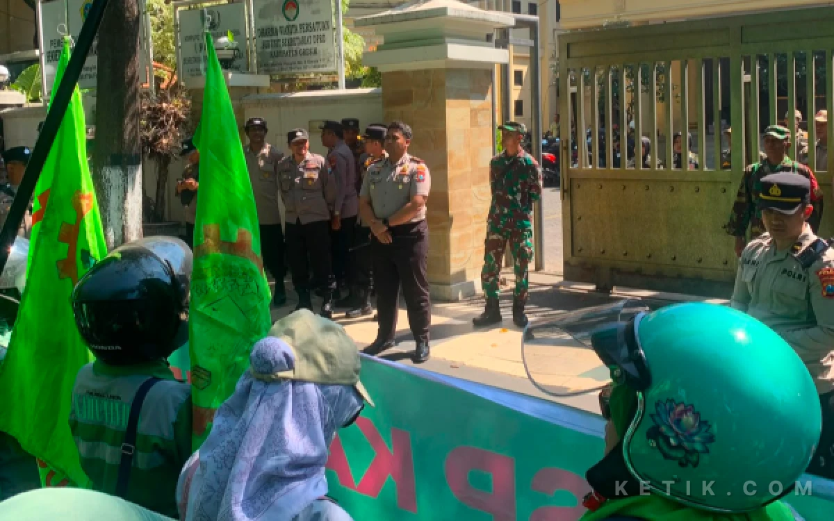 Thumbnail Berita - Ratusan Massa FSP Kahutindo Gresik Unjuk Rasa di Depan Kantor DPRD Tuntut Hak Upah Berjalan Kondusif