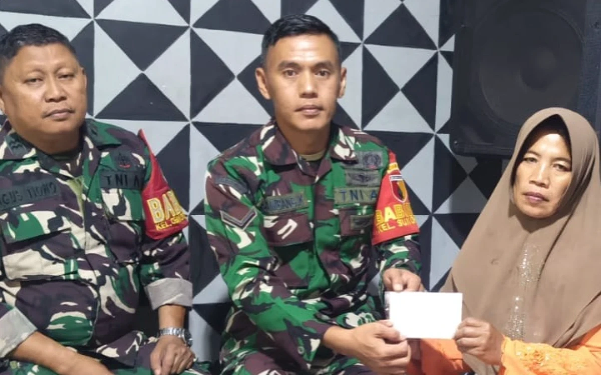 Thumbnail Berita - Heroik Jaga Keamanan Lingkungan, Babinsa Dampingi Penyerahan Santunan Duka Untuk Keluarga Satpam Korban Penusukan