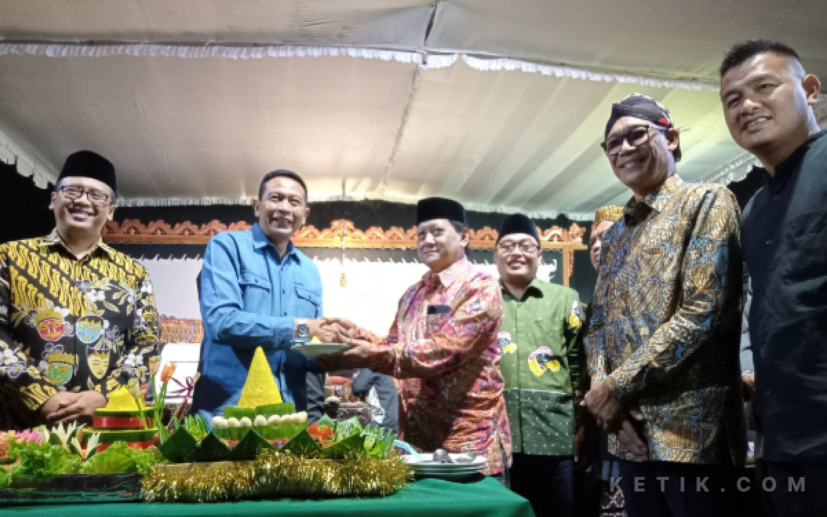 Thumbnail Berita - Dari Kirab Tumpeng hingga Wayang Kulit, Grebek Suro Cemorokandang Dapat Apresiasi Wali Kota Malang