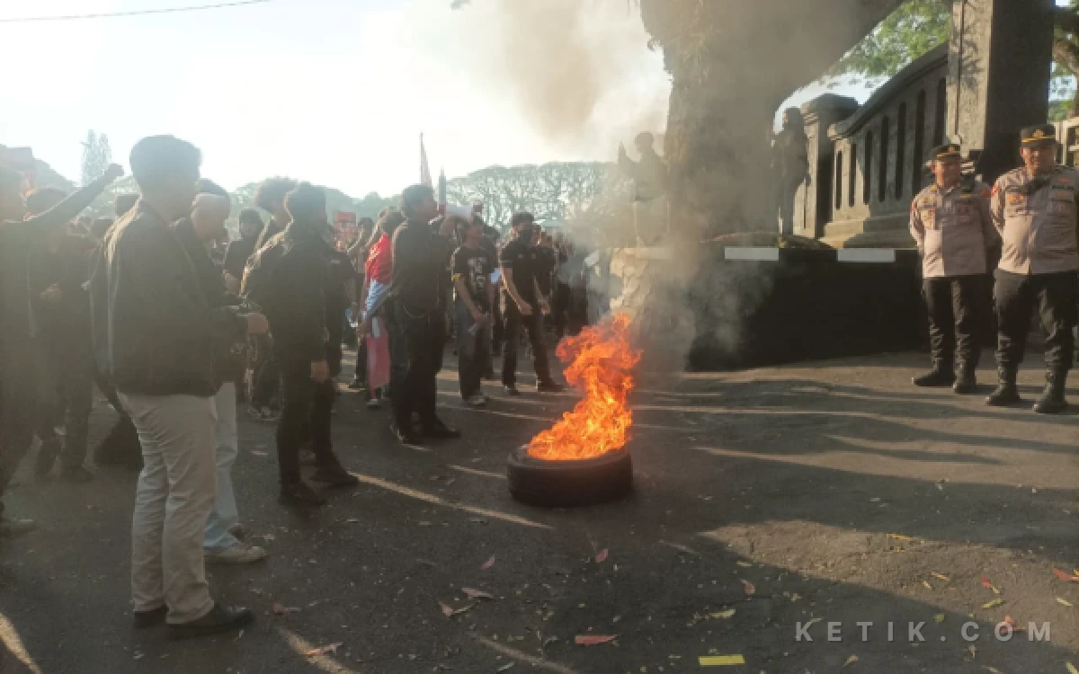 Thumbnail Berita - Unjuk Rasa di DPRD Kota Malang, Mahasiswa Bawa 5 Tuntutan Indonesia Gawat Darurat