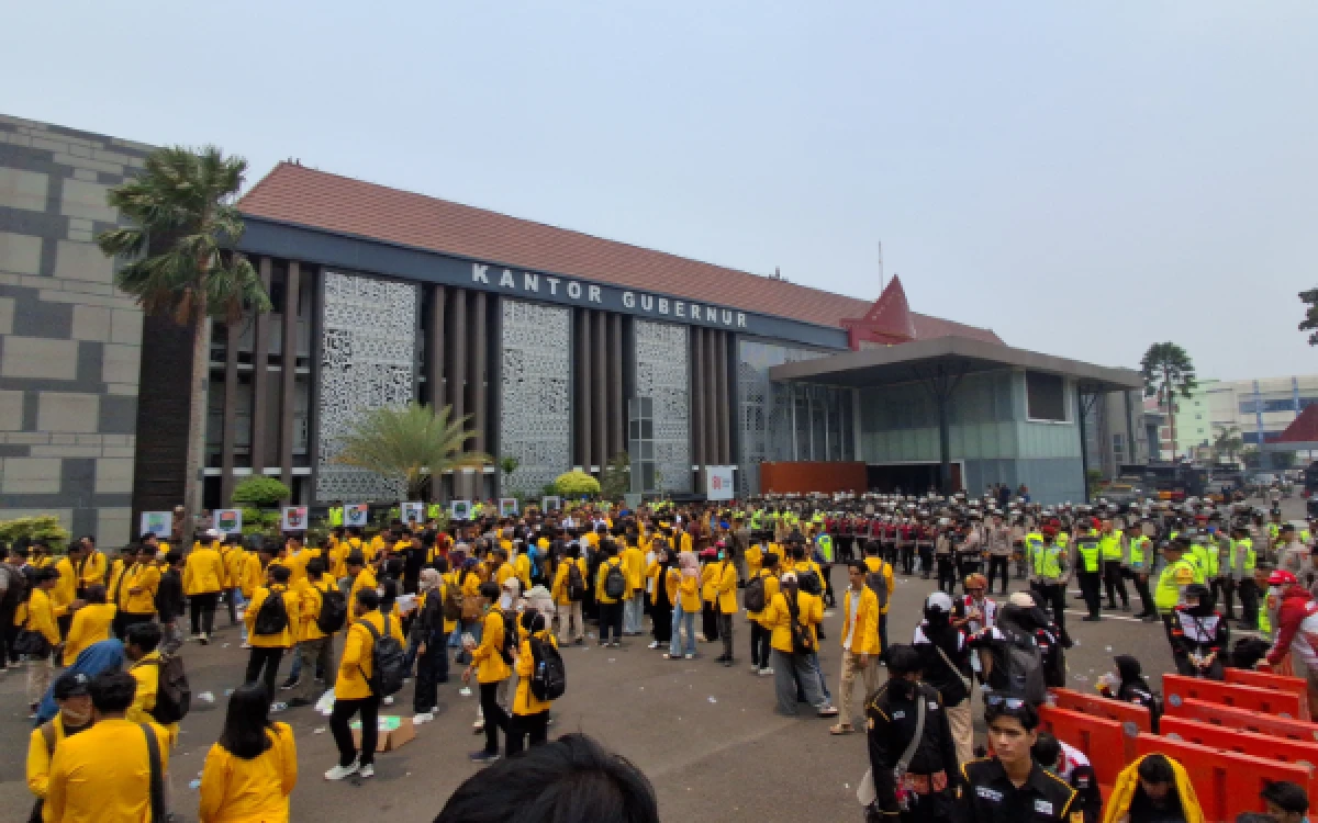 Foto Ratusan mahasiswa menggelar aksi unjuk rasa di Kantor Gubernur Sumatera Selatan, Senin 5 Oktober 2026. (Foto : Yola/Ketik.com)