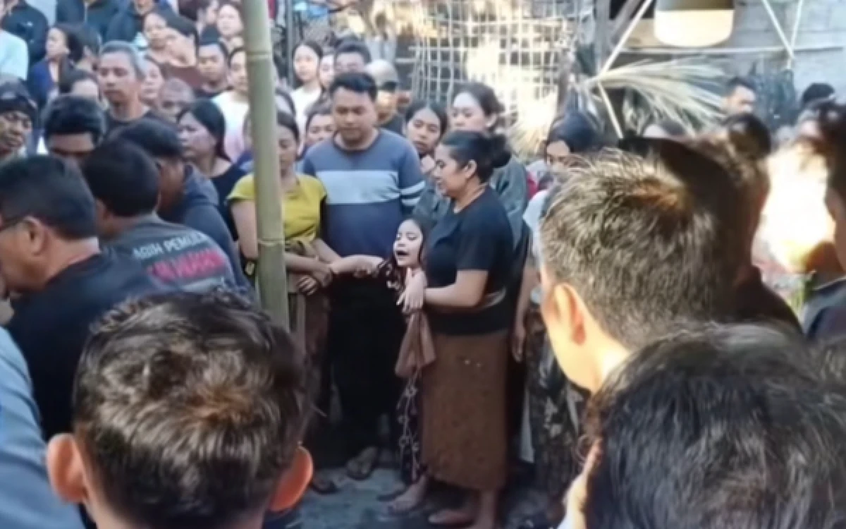 Thumbnail Berita - Tangisan Anak Perempuan di Tabanan Bali Pecah, Ayahnya Meninggal Diduga Setelah Perkara Seekor Ayam