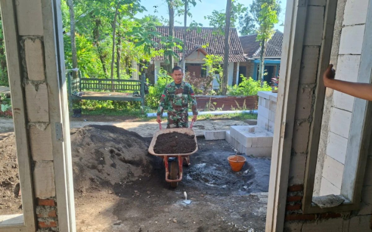 Thumbnail Berita - Satgas TMMD ke-128 Kodim 0820 Probolinggo Ngebut, Rehab RTLH Milik Ibu Rafi’ah di Dusun Klagin Desa Brabe Capai 80 Persen