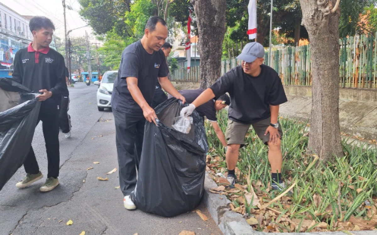 Thumbnail Berita - 8.100 Langkah Sambil Pungut Sampah, Cara 55 Staf Hotel di Surabaya Maknai HUT ke-81 RI