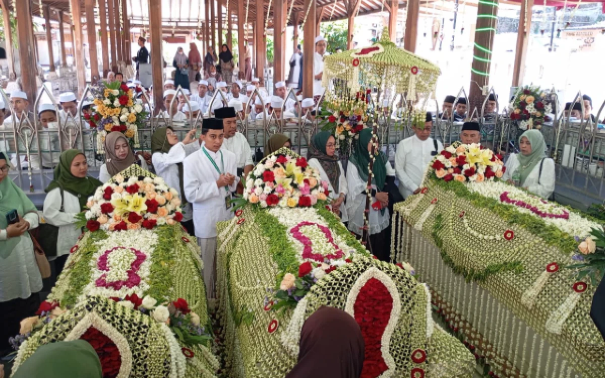 Thumbnail Berita - Teladani Perjuangan Islam Sunan Gresik, Rektor dan Jajaran Pimpinan UIN Malang Turut Hadir pada Haflatul Maulid dan Haul Syekh Maulana Malik Ibrahim ke-626